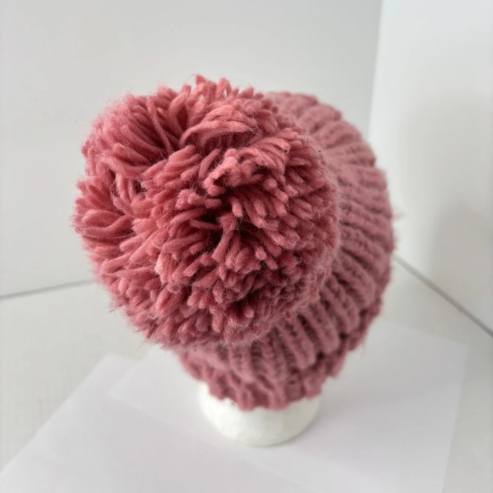 Urban Outfitters Beanie Hat Ribbed Knit Chunky Large Pom-Pom Pink Winer Cap Ski